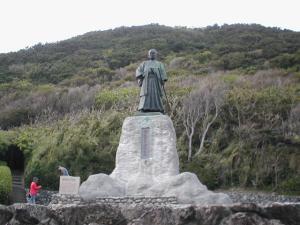 室戸岬に立つ晋太郎像
